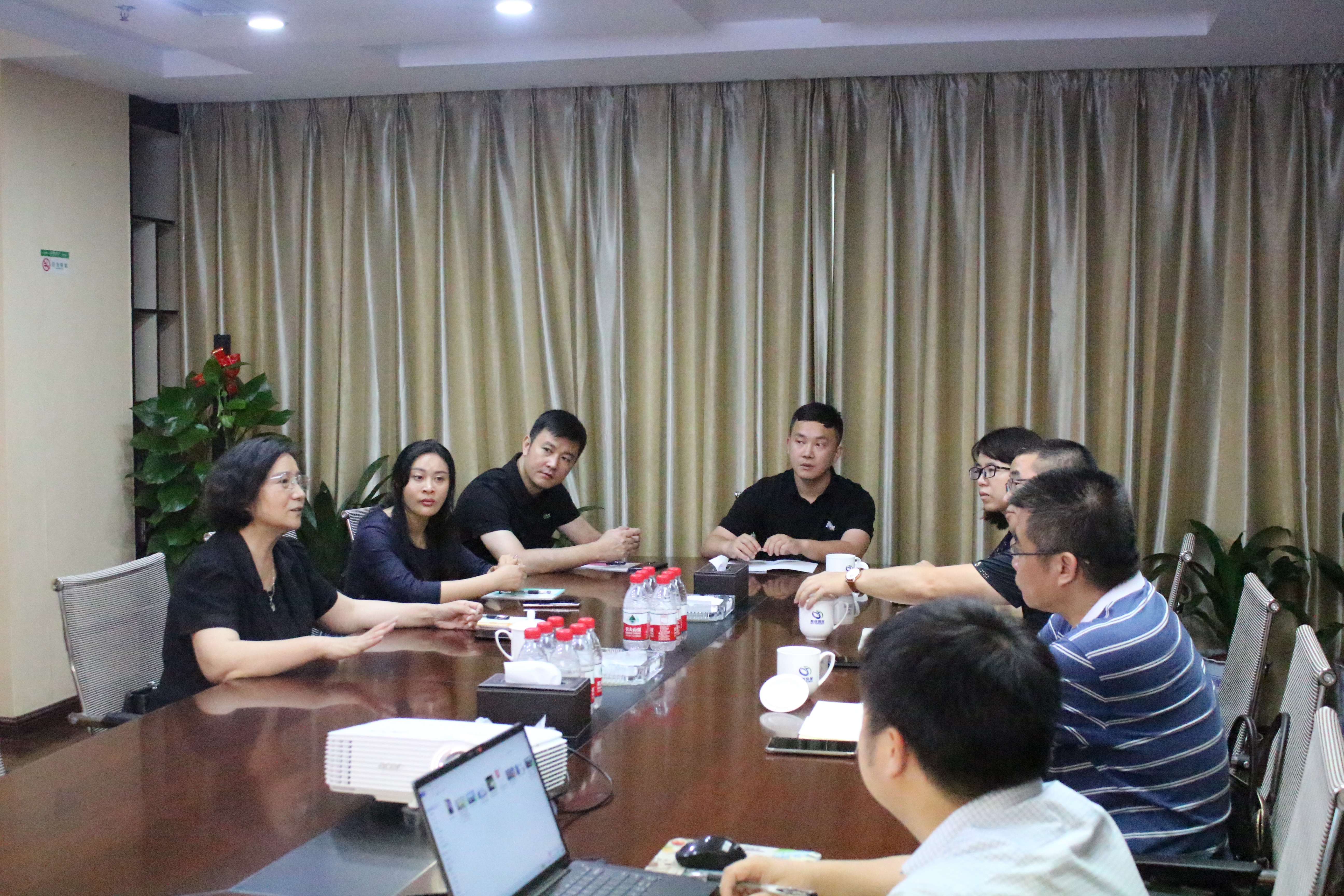 贛州市統(tǒng)戰(zhàn)部副部長、市工商聯(lián)黨組書記楊小妹蒞臨挺進環(huán)保調(diào)研