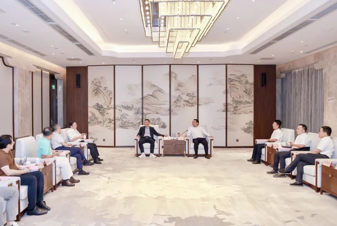 江西省萍鄉(xiāng)市委副書(shū)記、市長(zhǎng)熊運(yùn)浪會(huì)見(jiàn)天高集團(tuán)李平總裁一行